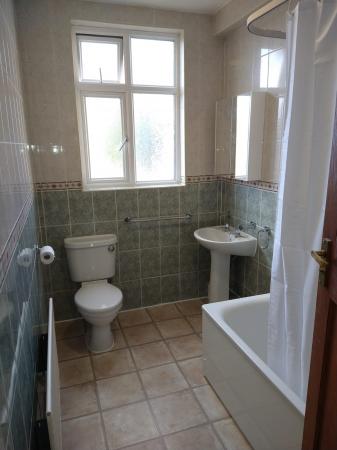 FLAT 4, W CT BATHROOM PIC 2 - FEB 2021.jpg