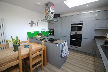 KITCHEN/BREAKFAST ROOM