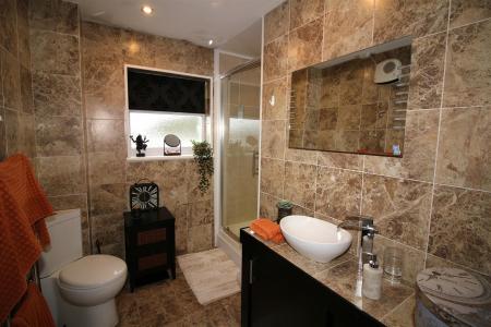 EN-SUITE SHOWER ROOM