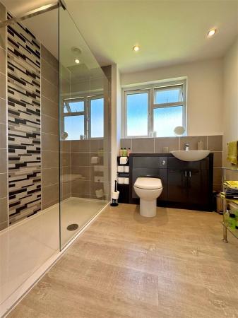 en-suite 2.jpg