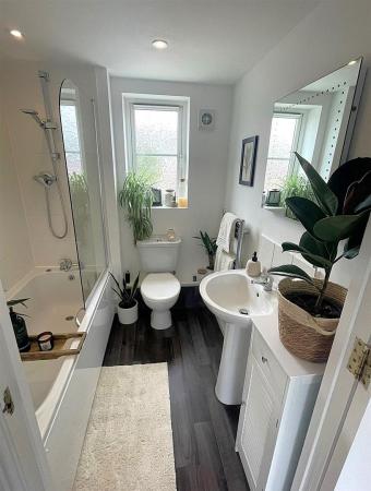 Bathroom 2.jpg