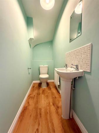 downstairs wc.jpg