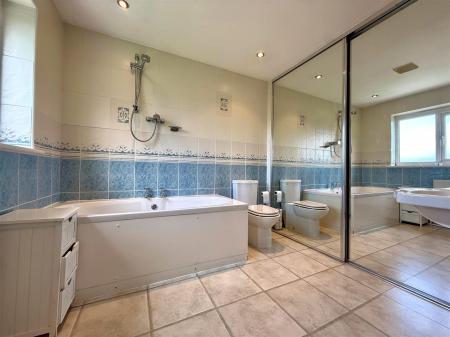 en-suite 3.jpg
