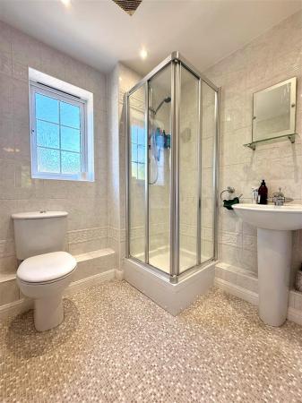 en-suite 2.jpg