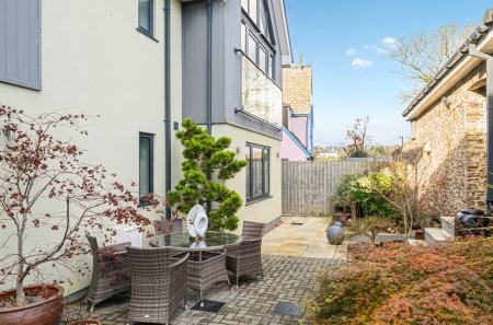 1382617-5-691f2a2...