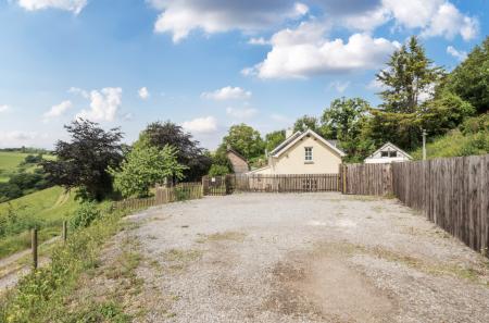 1295211-4-683a008...