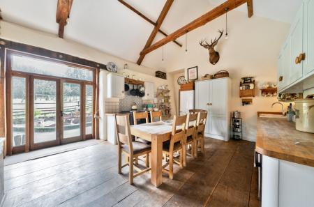 1407811-4-698b752...