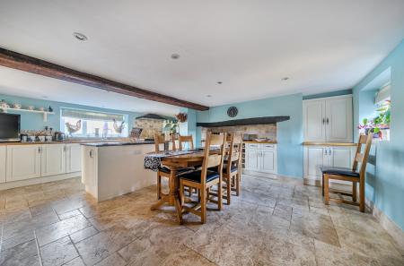 1386146-16-695d18...