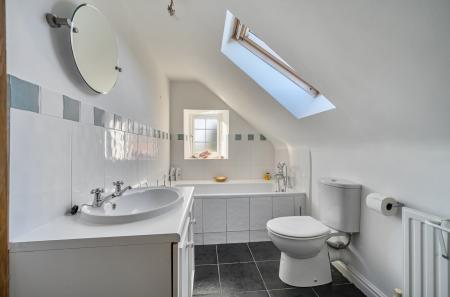 1386146-12-695d18...