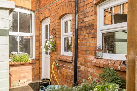 1371097-6-68f8aa0...