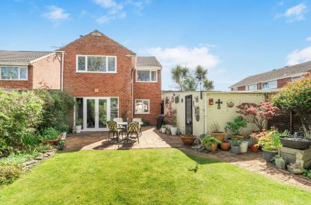 1439273-4-69ce7f4...