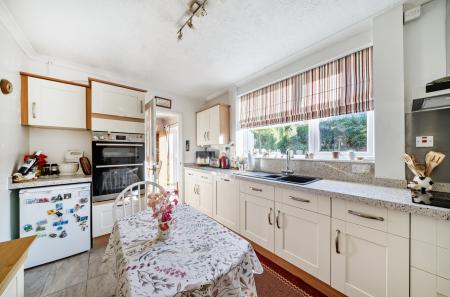 1387552-11-693046...