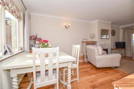 18 Eden Mount Dining Area b.jpg