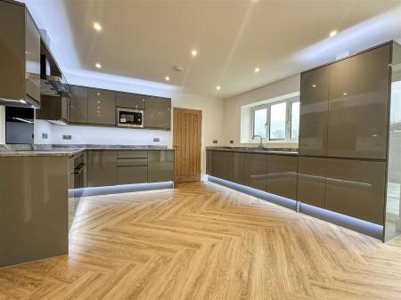 6 Joiners Close Kitchen c.jpg