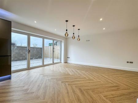 6 Joiners Close Living Room b.jpg