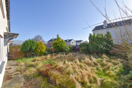 4 Croft Place New Front Garden.jpg