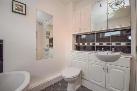 36 Fairybead Park Bathroom C.jpg