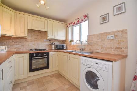 16 Garden Close Dining Kitchen B.jpg
