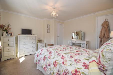 16 Garden Close Bedroom 1 b.jpg