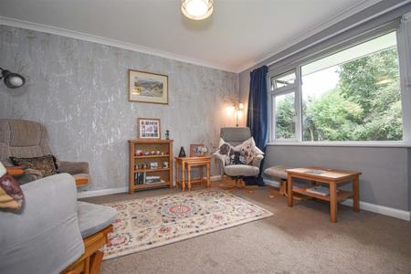 1 Lakeland Court Living Room a.jpg