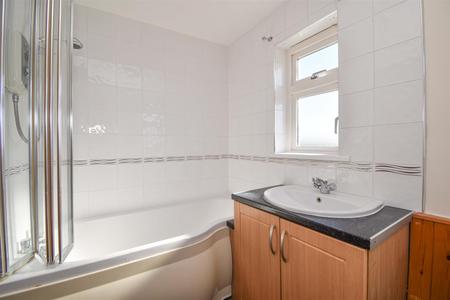 11 Milner Mount Bathroom
