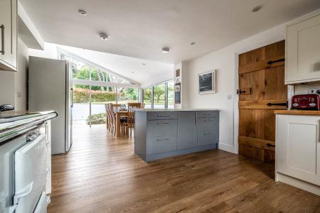 Kitcehn/Breakfast Rm