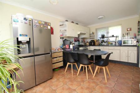 kitchen diner 1 .JPG