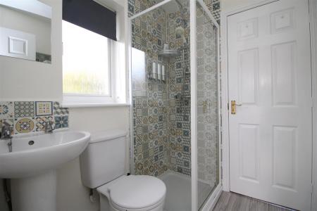 jack and jill ensuite .JPG