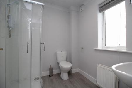 bedroom 3 ensuite .JPG