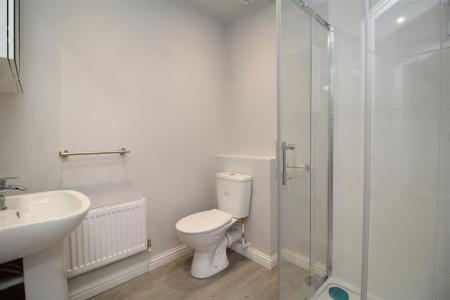 bedroom 2 ensuite .JPG