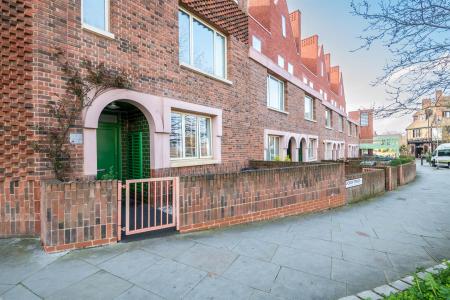 1 Tanswell Court-2.jpg