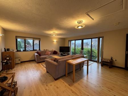 FF SITTING ROOM TO SIDE