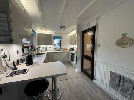 BREAKFAST END TO KITCHEN