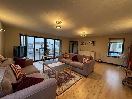 FF SITTING ROOM TO FRONT