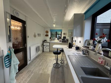 KITCHEN TO BREAKFAST END