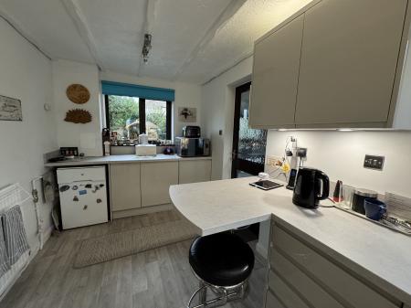 REFITTED KITCHEN/BREAKFAST END