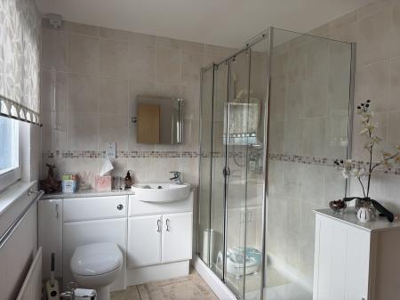 JACK AND JILL SHOWER ROOM