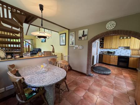 BREAKFAST/FAMILY/KITCHEN