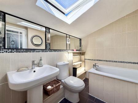 Coombe Bank Lodge - Upstairs Bathroom.jpg
