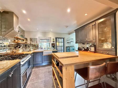 Coombe Bank Lodge - Kitchen_.jpg