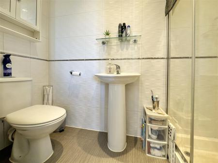 Bedroom 1 Ensuite.jpg