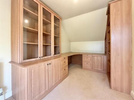 Bed 1 Dressing Area.JPG