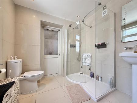 Large  Shower Room.jpg