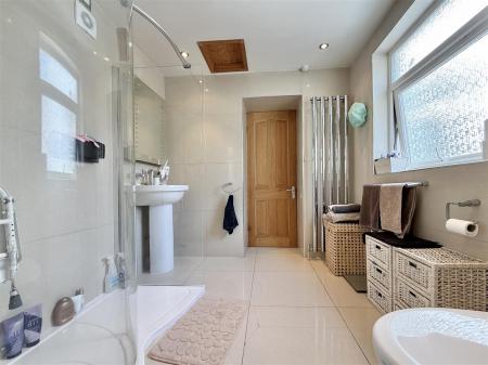 Large Shower Room.jpg