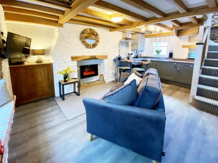 Lounge from frontdoor.JPG