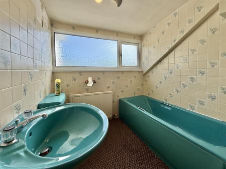 Bathroom (2).JPG