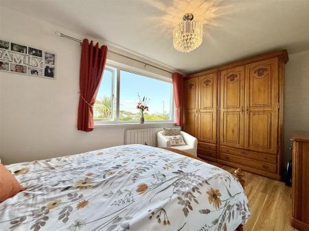 Bed 1 Dressing Area.JPG