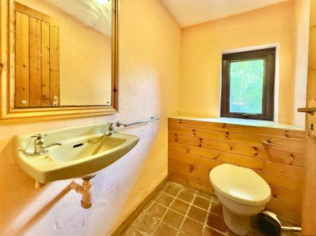 Downstairs WC.JPG