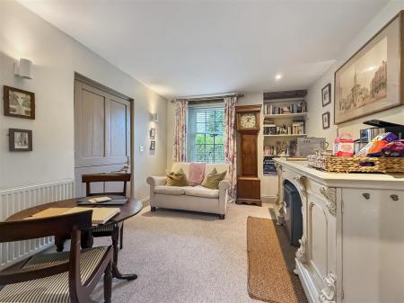 Guest Sitiing Room.JPG