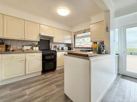 Kitchen (2).JPG